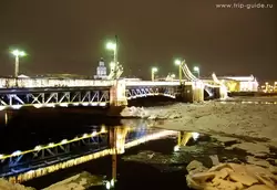 Новогодние украшения на Дворцовом мосту
