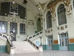 Витебский вокзал в Санкт-Петербурге, лестница с ажурными светильниками, двуглавым орлом и часами