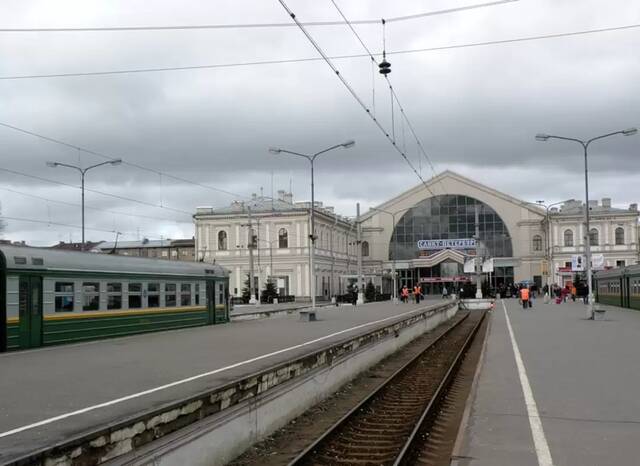 Балтийский вокзал, платформы пригородных поездов