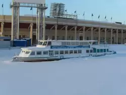 Теплоход «Глория» на реке Ждановка у стадиона «Петровский»