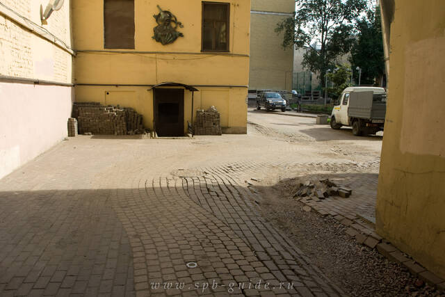 Дорожка из жёлтого кирпича — дворик «Изумрудный город» в Санкт-Петербурге