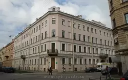 Дом, где жил Достоевский (на пересечении Гражданской улицы и Столярного переулка)