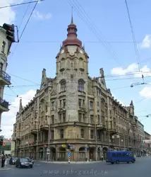 «Дом со шпилем» на углу улицы Садовой и Вознесенского проспекта