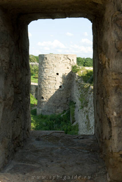 Копорье, бойницы в Северной башне устроены так, чтобы было легко обстреливать врагов, приближающихся к стенам