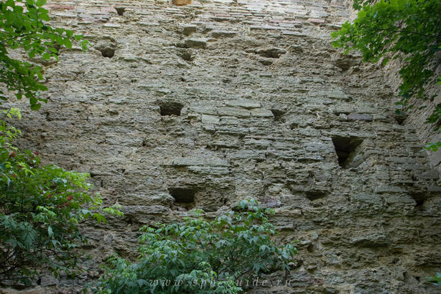 Крепость Копорье, следы от мортир в крепостной стене