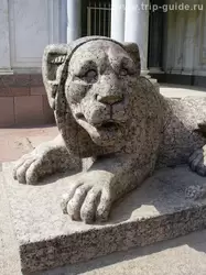 Воронихинская колоннада, статуя льва