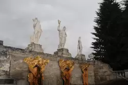Статуи Золотого каскада после отключения фонтанов