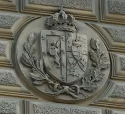 Родовой герб его Императорского Величества - Владимирский дворец (дом Ученых)