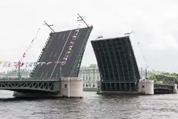 Развод Дворцового моста днём — редкое явление