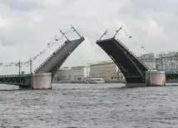Сведение Дворцового моста