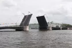 Разведенный днём Дворцовый мост — фото