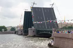 Разведенный Дворцовый мост