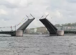 Сведение Дворцового моста фото