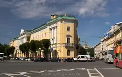 Дом со львами (Лобанова-Ростовского, отель Four Seasons Hotels & Resorts) в Санкт-Петербурге