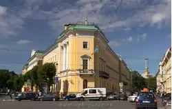 Дом со львами (Лобанова-Ростовского,  отель Four Seasons Hotels & Resorts) в Санкт-Петербурге