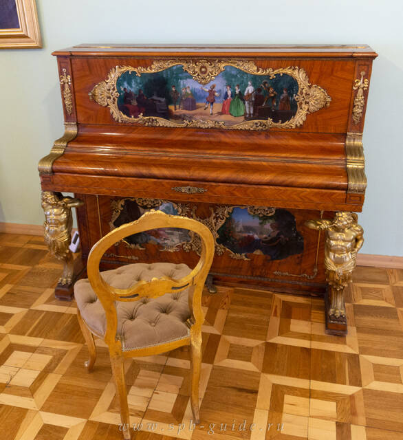 Гатчинский дворец, пианино фирмы «Лихтенталь» в Музыкальном салоне