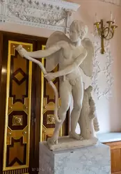 Мраморная столовая — статуя Эрота, натягивающего тетиву лука (копия 18 века с античного оригинала скульптора Лисиппа)