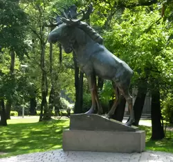 Скульптура «Лось» и парк Эспланада