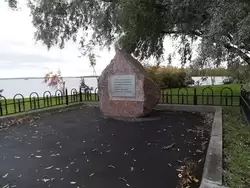 Памятный камень в честь изобретения Поповым радио