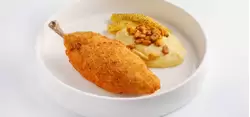 Котлета по-киевски с кукурузным пюре в ресторане «Ла Вю»
