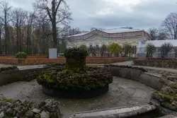 Екатерининский корпус дворца Монплезир и фонтан «Сноп» в октябре