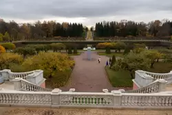 Вид на сад Венеры и каскад Золотая гора с земляного вала