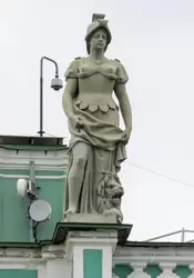 Афина — скульптура на крыше Зимнего дворца