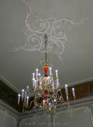 Новая передняя — люстра в Строгановском дворце