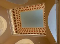 Строгановский дворец, роспись потолка Парадной лестницы создает иллюзию что через него видно небо