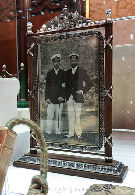 Фотография императора России Николая II (слева) и короля Великобритании Георга V (справа), которые были двоюродными братьями и отличались поразительным внешним сходством