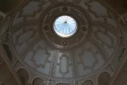 Купол над Парадной лестницей сооружен в ходе перестроек по проекту Рудольфа Бернгарда в 1859 году