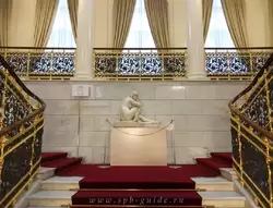 Парадная лестница, средняя площадка со скульптурой Евы