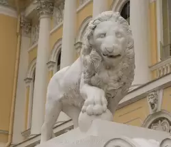 Русский музей, лев у парадного входа