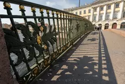 Ограда и тень на Мало-Конюшенном мосту