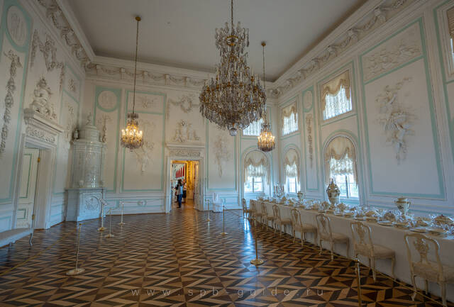 Белая столовая Большого дворца в Петергофе