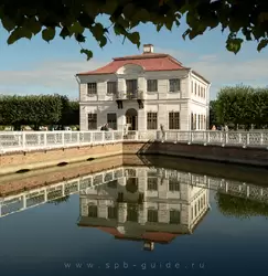 Дворец Марли и отражение в воде