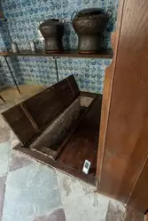 Лестница в погреб из кухни