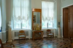 Мебельный гарнитур из капа тополя в Угловой гостиной, создан специально для Петергофа по проекту В. П. Стасова в 1825 году
