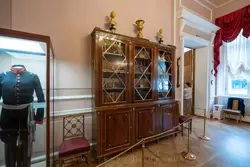 Шкаф в кабинете Александра I