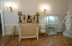 Вестибюль Екатерининского корпуса дворца Монплезир