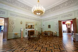 Зелёная гостиная в Екатерининском корпусе дворца Монплезир