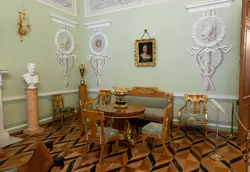 Зелёная гостиная в Екатерининском корпусе дворца Монплезир
