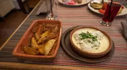 Чкмерули и картофель айдахо в кафе «Кинза»