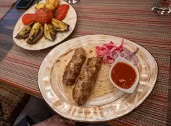Люля-кебаб из баранины и овощное ассорти на гриле в кафе «Кинза»