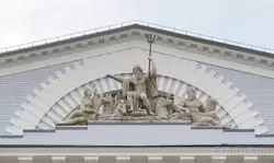 Скульптура «Нептун с двумя реками» на здании Биржи в Санкт-Петербурге
