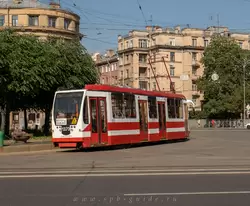 Трамвай у метро «Нарвская» в Санкт-Петербурге