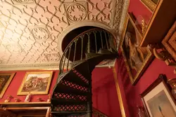 Лестница в Библиотеке, ведёт в кабинет Николая I на втором этаже