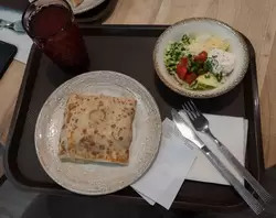 Сытный блин, салат и морс в кафе «Теремок»