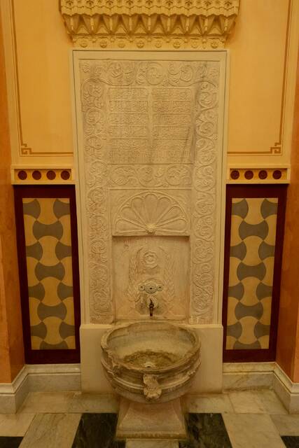 Чаша и мраморная доска из бани султанши и султана из дворца Эски-Серай в Адрианополе