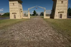 Старинная брусчатка, Египетские ворота